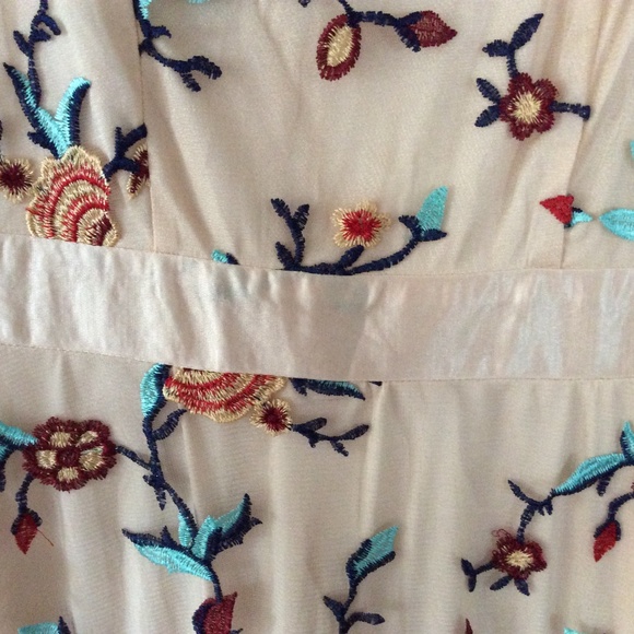 Layered Embroidered Mesh Formal/Prom Maxi Dress - Picture 3 of 5